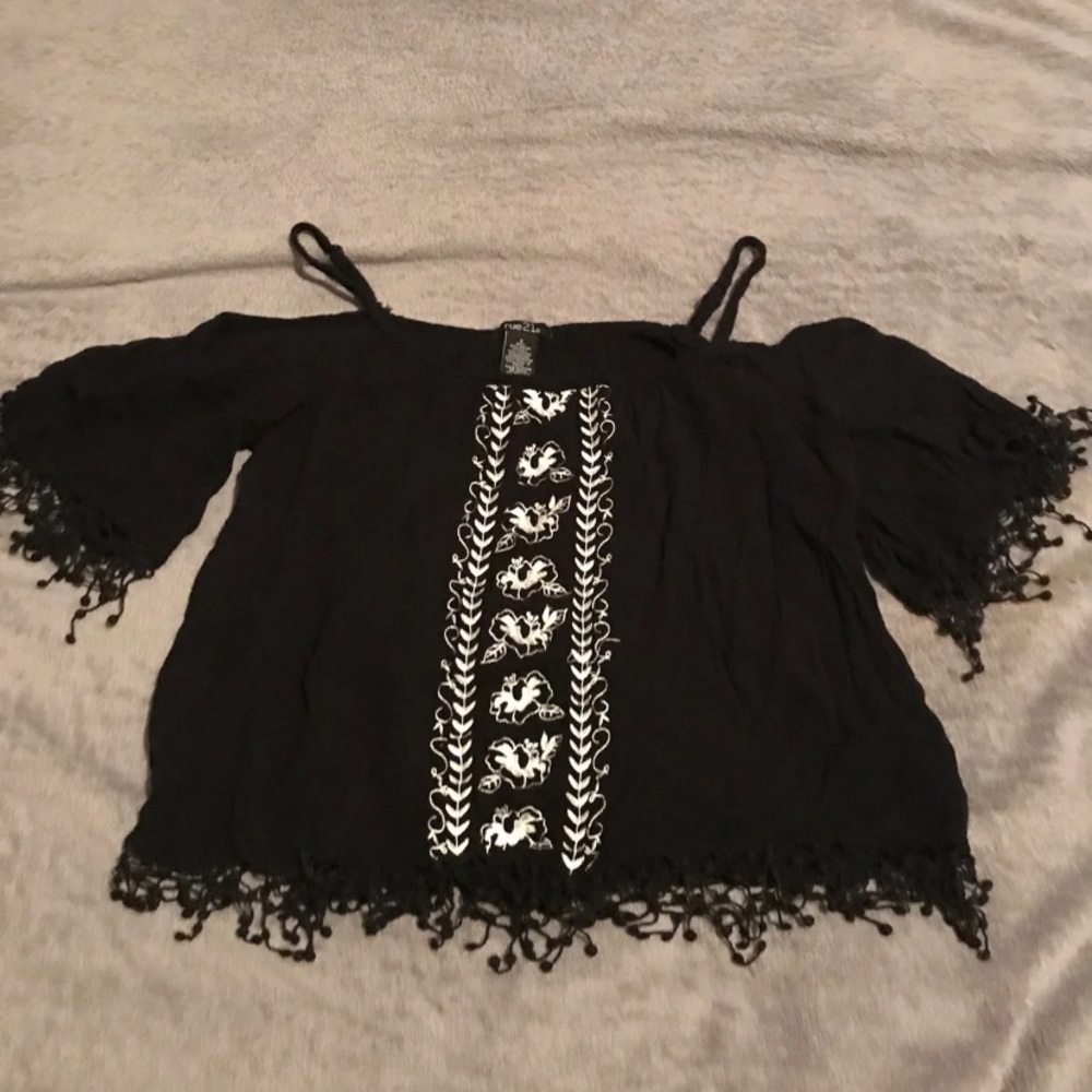 Shoulder cut top